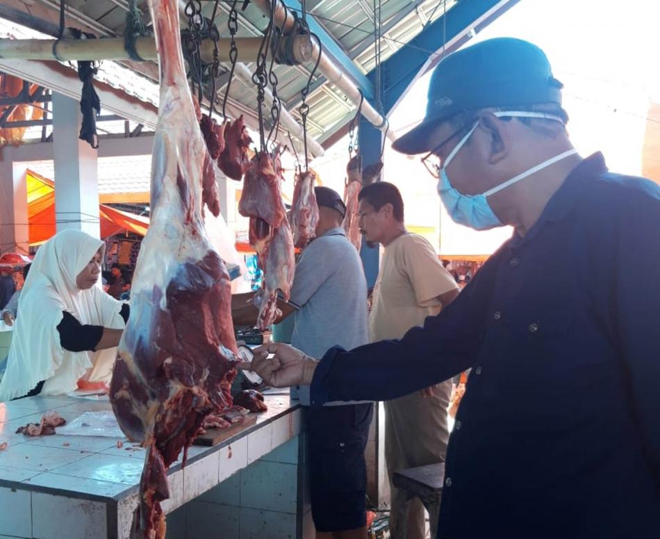 Distanak Bone Bolango Pemeriksa Daging di Pasar Tradisional