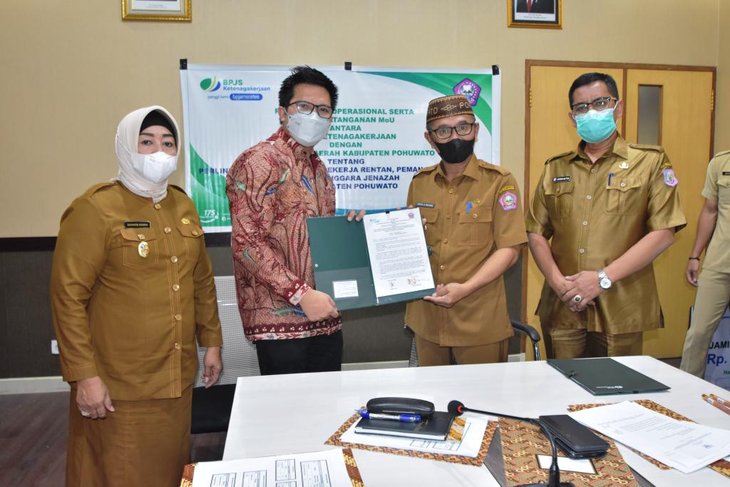 Pemanjat Kelapa dan Penyelenggara Jenazah di Pohuwato Bakal Dapat Perlindungan BPJamsostek