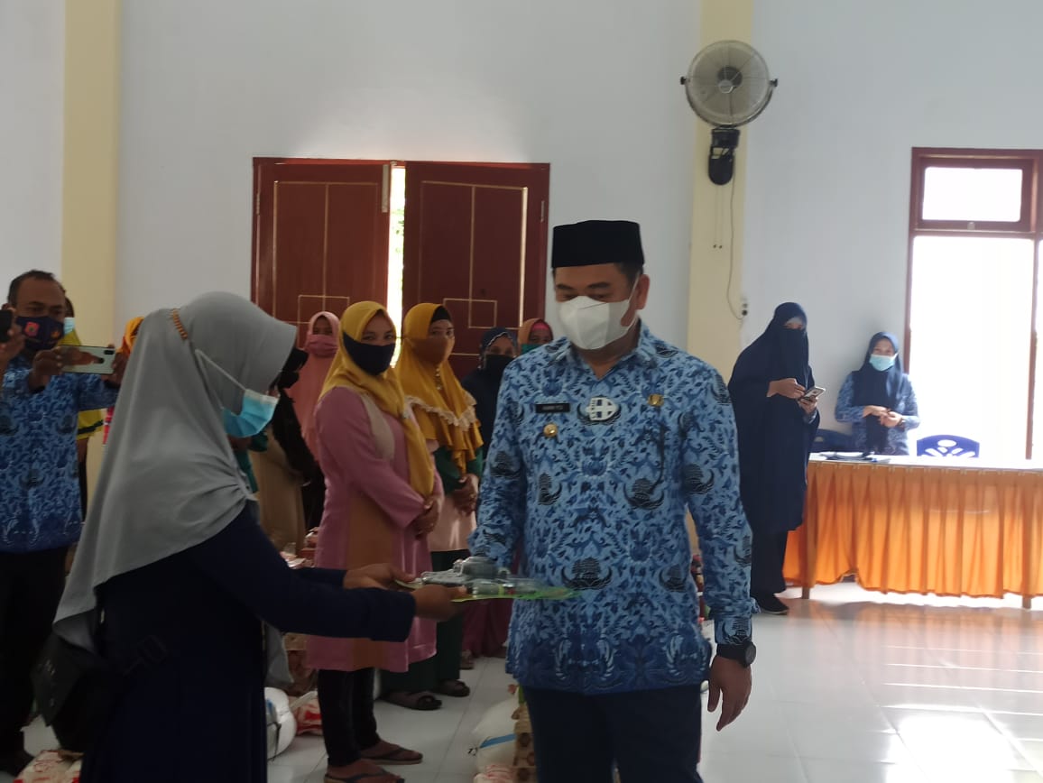 Pemda Bonebol Salurkan Bantuan Ekonomi Produktif Kepada Warga Desa Keramat
