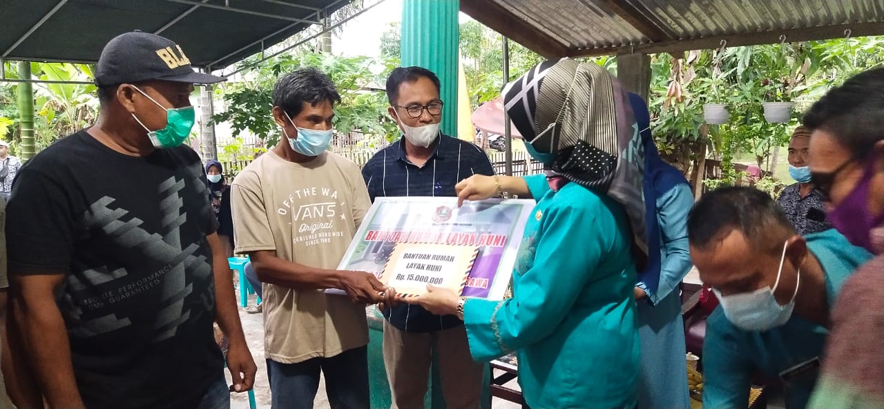 Pemdes Molowahu Bantu Bangun Rumah Layak Huni