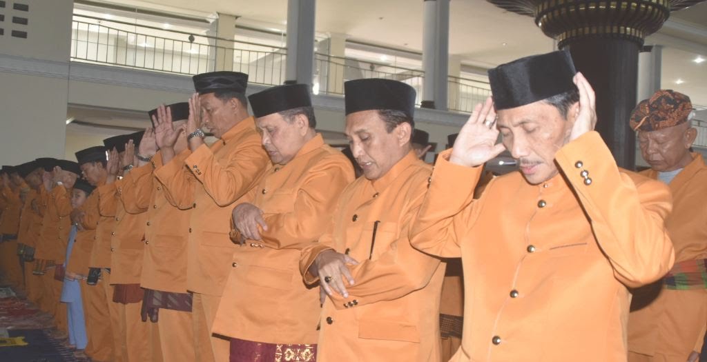 Salat Berjamaah di Masjid Agung Baiturrahman Limboto