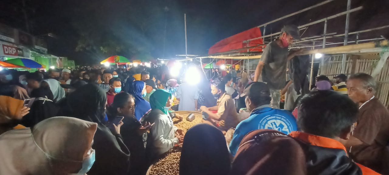 Tanpa Memikirkan Protokol Kesehatan, Masyarakat Berdesak-desakan di Pasar Payunga, Desa Payunga, Kecamatan Batudaa, Serangkaian Malam Qunut