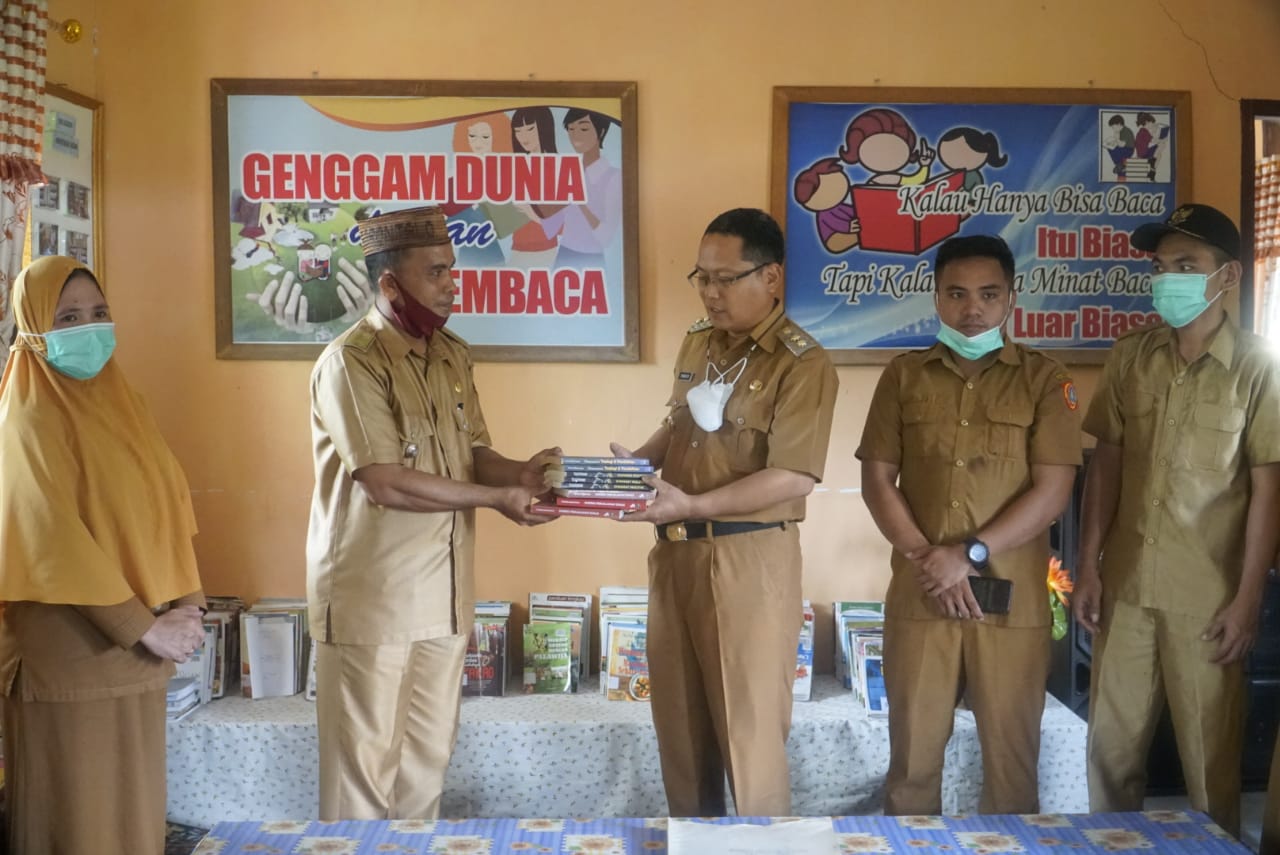 Wakil Bupati Gorontalo Utara, Thariq Modanggu Memberikan Beberapa Buku Kepada Pengurus Perpustakaan di Desa Huidu Melito