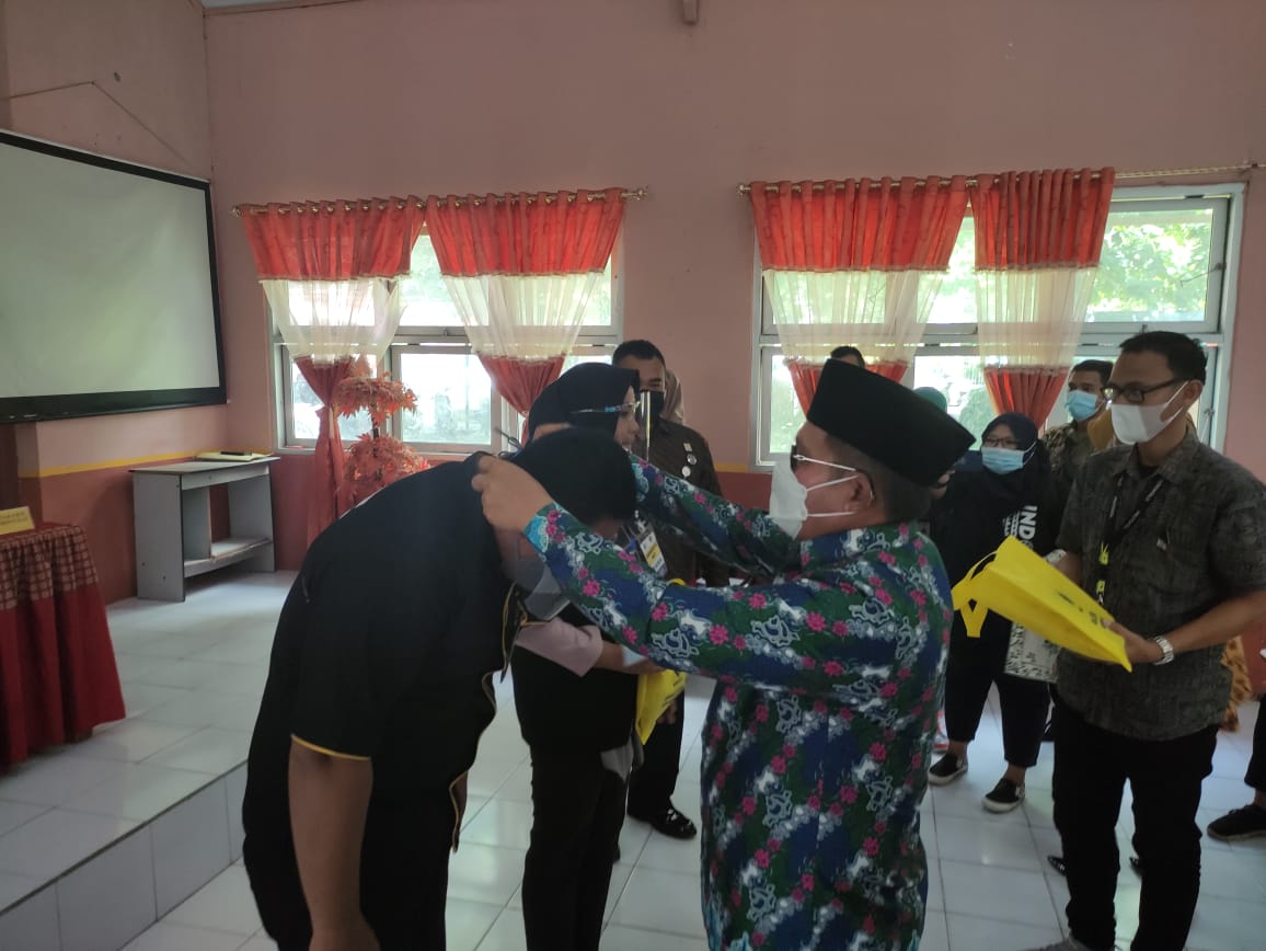 Wali Kota Gorontalo Marten Taha, Memasangkan ID Card Kepada Peserta