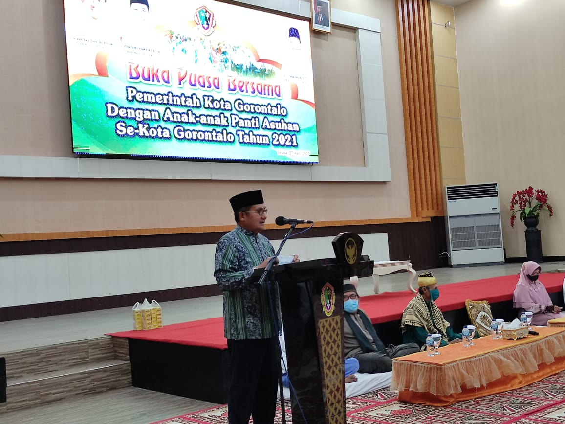 Wali Kota Gorontalo, Marten Taha, Menyampaikan Sambutan pada Buka Puasa Bersama dengan Anak yatim se-Kota Gorontalo