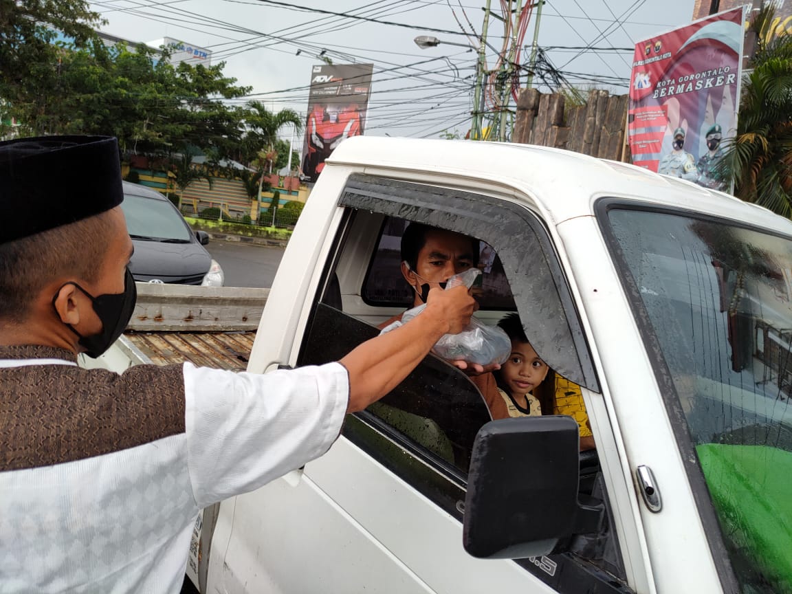 Hari Buruh Internasional, FSPMI Gorontalo Bagi-bagi Takjil dan Masker