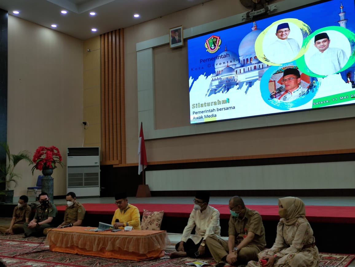 Wali Kota Gorontalo, Marten Taha Baju Kuning