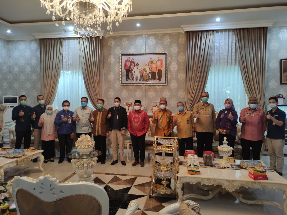 Wali Kota Gorontalo, Marten Taha (tengah) Foto Bersama dengan Anggota Forum Kemitraan BPJS Kesehatan