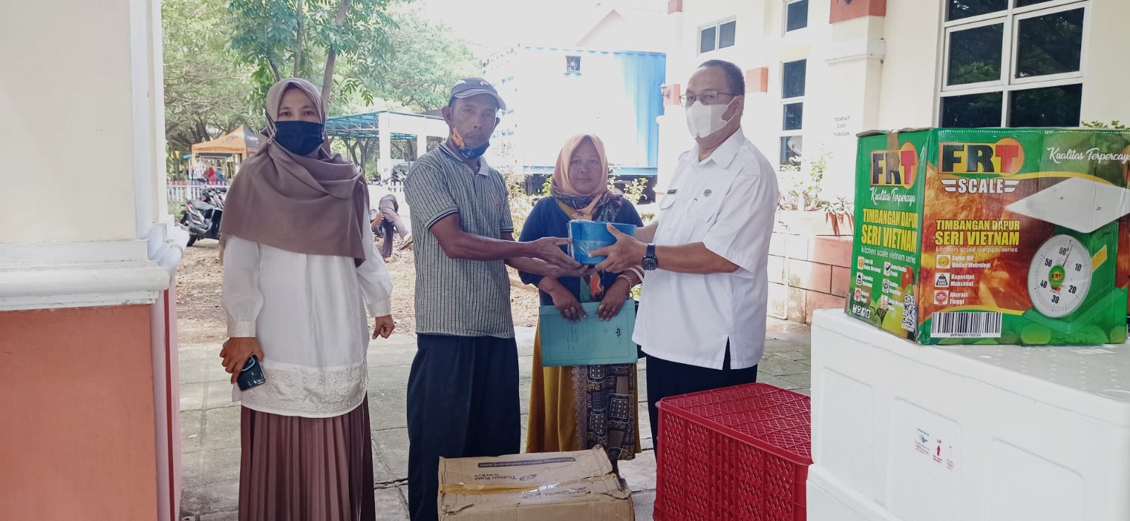 Dua Kelompok Terima Bantuan Sarana Budidaya Air Payau dari DKP Gorut