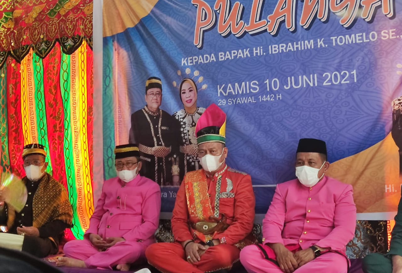 Mantan Camat Kwandang dapat Gelar Adat