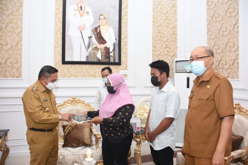 Marten Taha Beri Santunan Kematian Kepada Keluarga Almarhumah Yusni Gani