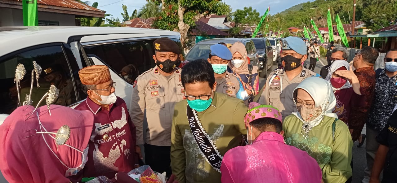 Masyarakat dan Pemda Gorut Sambut Menteri DPDTT Secara Adat