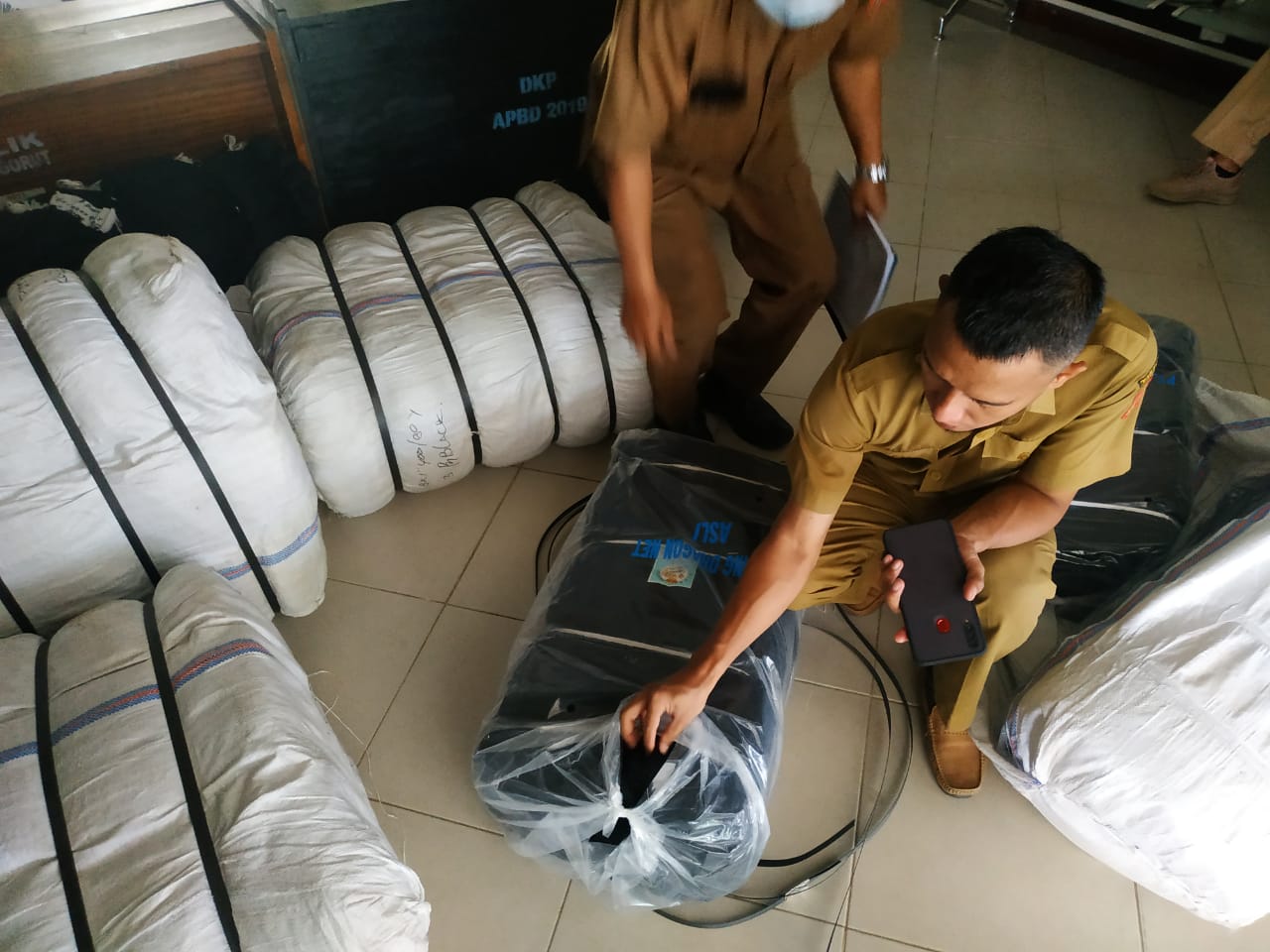 DKP Gorut Salurkan Bantuan Bahan Mini Purse Seine Kepada Nelayan