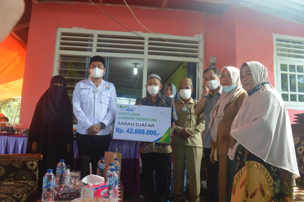 Hamim Serahkan Santunan Kematian