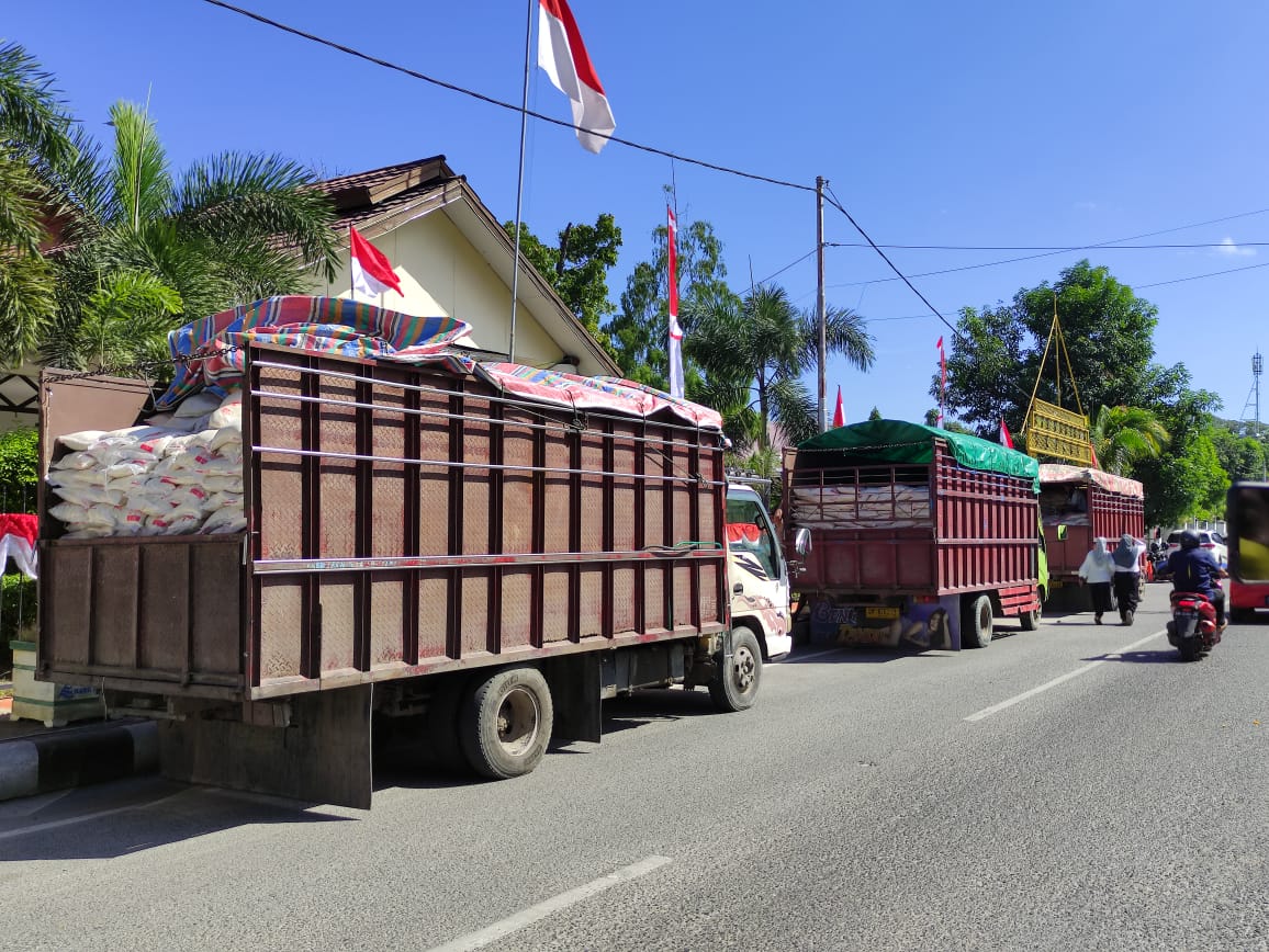 Sejumlah mobil Truk bermuatan Puluhan Ton Beras Berkualitas Medium