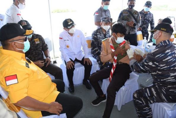 Warga Paguat Antusias Ikuti Vaksinasi di Atas KAL Limboto