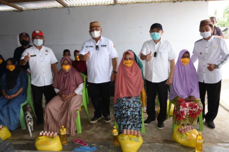 Gubernur Gorontalo Salurkan 200 Paket Sembako kepada Korban Banjir di Tabongo