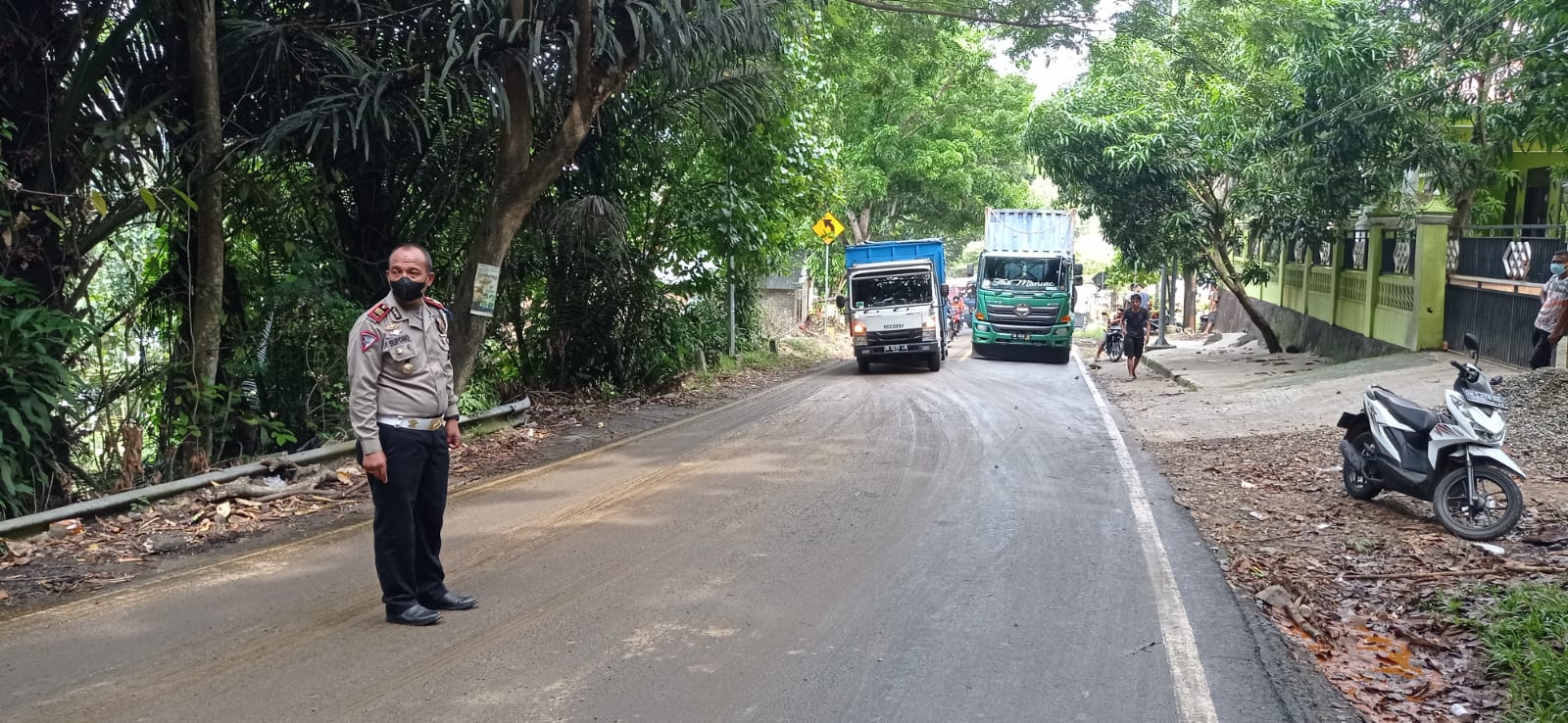 Truk Tangki Senggolan dengan Truk Lain di Tanjakan Pontolo, Minyak Sawit Tumpah di Jalan (Tambahan)