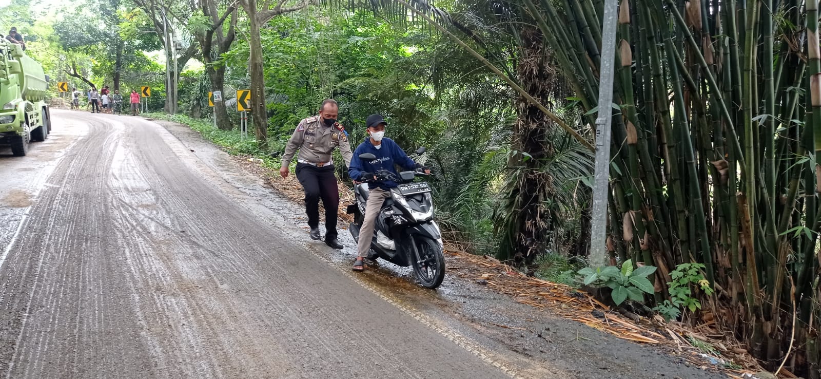 Truk Tangki Senggolan dengan Truk Lain di Tanjakan Pontolo, Minyak Sawit Tumpah di Jalan (Utama)