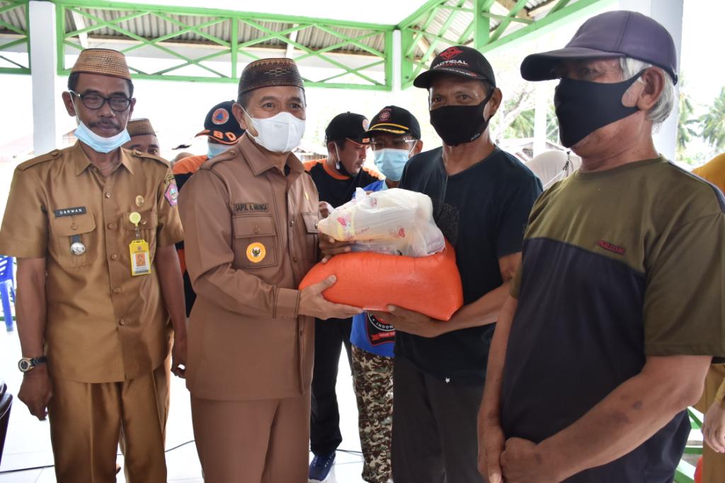 Masyarakat Pesisir Terdampak Banjir di Pohuwato terima Sembako