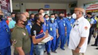 Petugas Bandara Jalaluddin terima Beras Usai Swab PCR