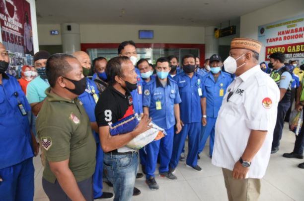 Petugas Bandara Jalaluddin terima Beras Usai Swab PCR