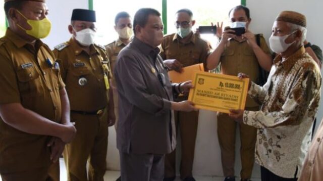 Safari Ramadan Pohuwato, Wakil Gubernur Salurkan Bantuan Hibah