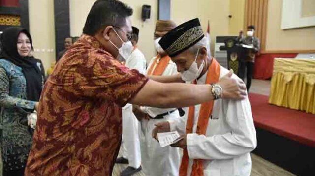 Berangkatkan Jemaah Umroh, Marten Taha Itu Bentuk Apresiasi kepada Mereka