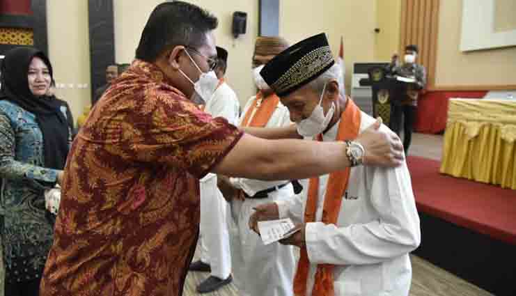 Berangkatkan Jemaah Umroh, Marten Taha Itu Bentuk Apresiasi kepada Mereka