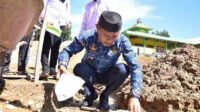 Bupati Pohuwato Beri Bantuan Semen untuk Pembangunan Masjid di Malango