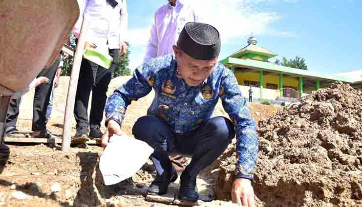 Bupati Pohuwato Beri Bantuan Semen untuk Pembangunan Masjid di Malango