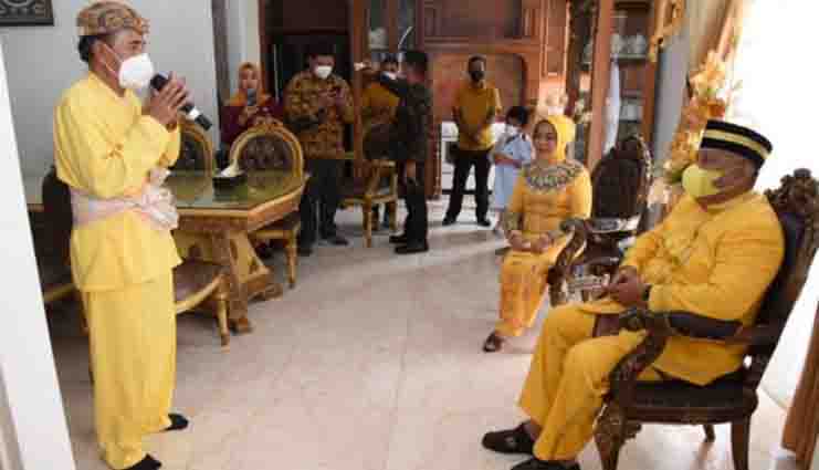 Gubernur Gorontalo Jalani Prosesi Adat Mopotulungo
