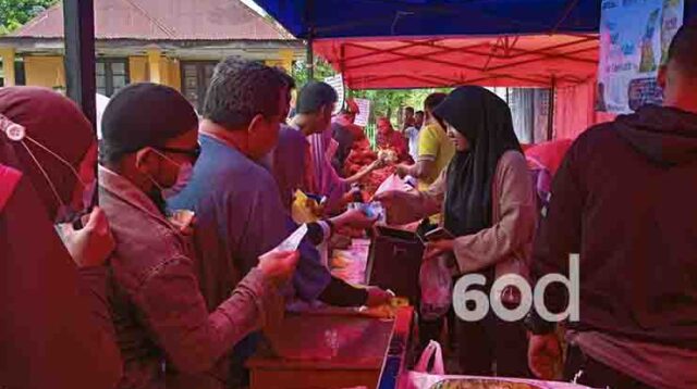 Warga Serbu Pasar Murah Pemprov Gorontalo di Kelurahan Tapa
