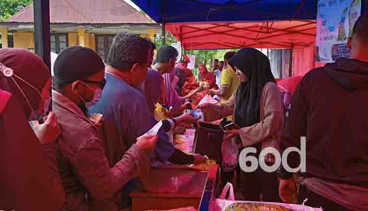 Warga Serbu Pasar Murah Pemprov Gorontalo di Kelurahan Tapa