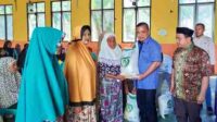 Pemkab Gorontalo Salurkan Bantuan Beras di Telaga Biru