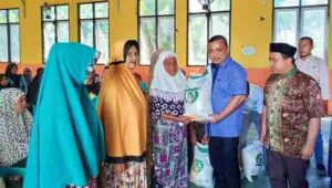 Pemkab Gorontalo Salurkan Bantuan Beras di Telaga Biru