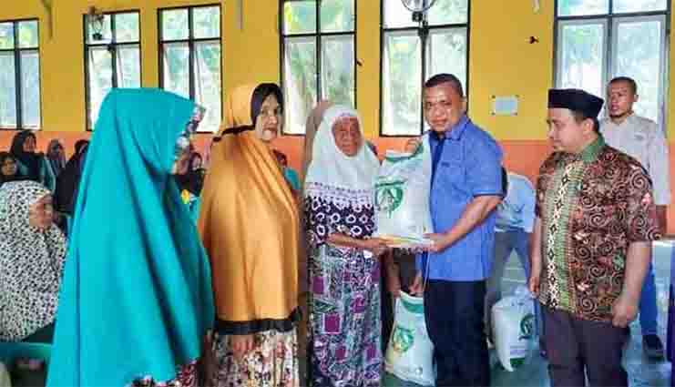 Pemkab Gorontalo Salurkan Bantuan Beras di Telaga Biru