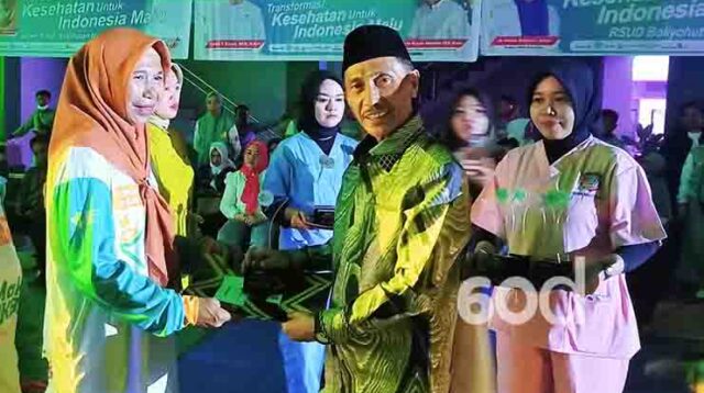 Dikes Kabgor beri Penghargaan kepada Nakes hingga Masyarakat di Acara HKN