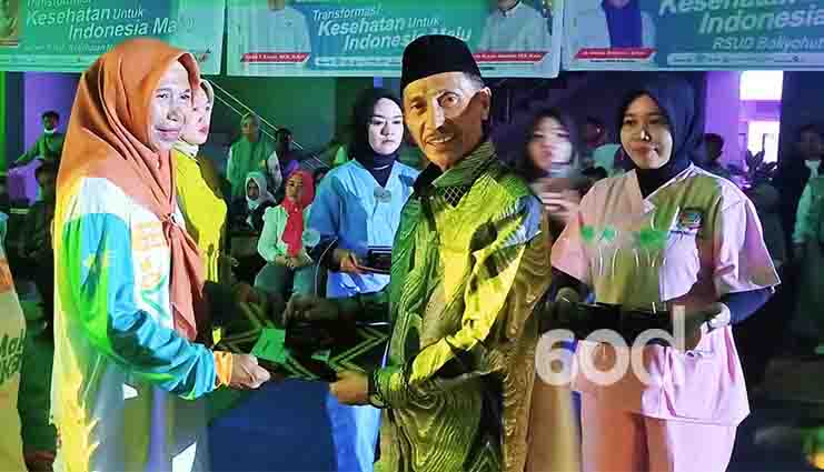 Dikes Kabgor beri Penghargaan kepada Nakes hingga Masyarakat di Acara HKN