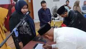 Ketua KPU Bone Bolango Lantik PAW PPK Suwawa Timur