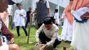 Nelson Pomalingo Letakkan Batu Pertama Masjid Madrasah Ulumul Quran