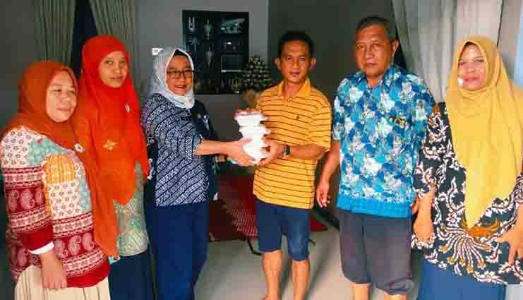 Pegawainya Terdampak Banjir, Dinas Ketahanan Pangan Gorontalo Beri Bantuan