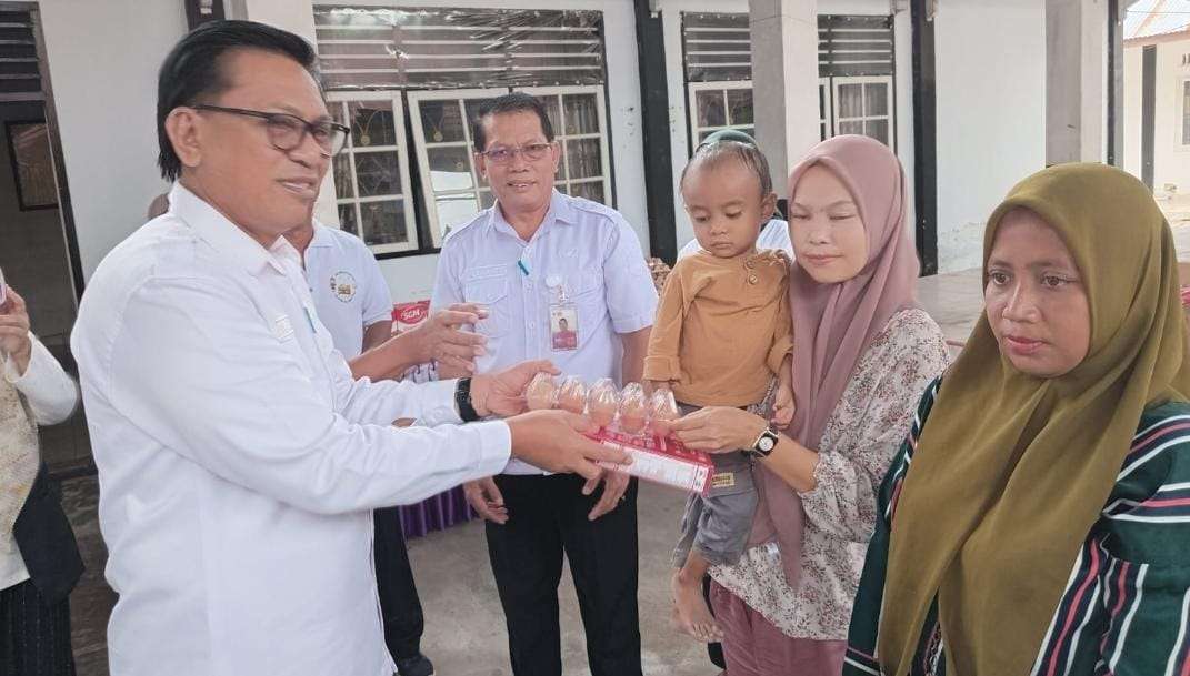 Serahkan Bantuan Asupan Gizi Anak di Telaga Biru, Ini Harapan Ramdan Pade
