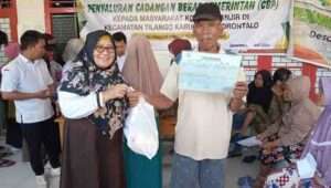 Korban Banjir di Tilango terima Bantuan Cadangan Beras