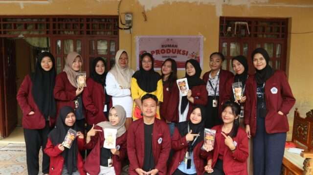 Mahasiswa KKN Kolaboratif UNG Kenalkan Peyek Cumi Desa Langgula