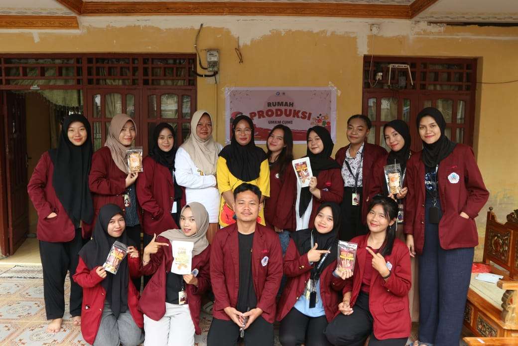 Mahasiswa KKN Kolaboratif UNG Kenalkan Peyek Cumi Desa Langgula