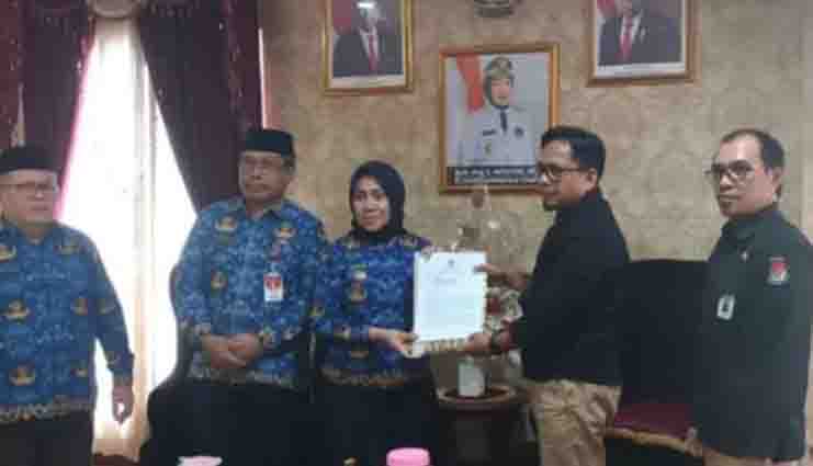 Pj Bupati Gorontalo Utara Terima Dokumen Anggota DPRD Terpilih 2024 - 2029