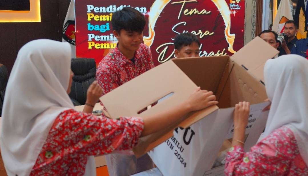 Di KPU Provinsi Gorontalo, Siswa SMAN 1 Gorontalo Belajar Simulasi Pemungutan Suara di TPS