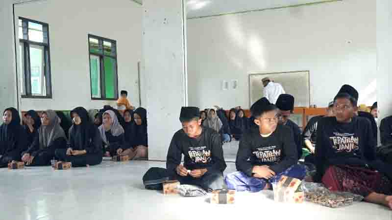 KPU Kabupaten Gorontalo Nobar Film Tepatilah Janji dengan Santri di Mootilango