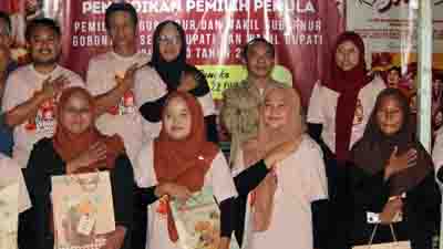 KPU Pohuwato Nobar Film "Tepatilah Janji" dengan Anak Santri Al-Khairat Buntulia